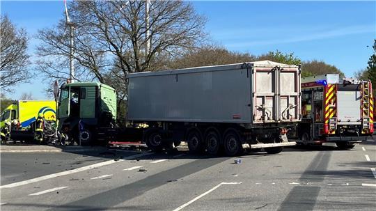 In Hagen im Bremischen (Landkreis Cuxhaven) wurde ein Autofahrer bei dem Zusammenstoß mit einem Lkw tödlich verletzt.
