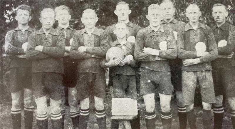 Aus Fußball wurden Faustball und Sportsänger: Der TSV Hagenah wird 100 Jahre In Hagenah wurde schon zur Zeit der Gründung „mit Vorliebe“ Fußball gespielt, heißt es in der Chronik.