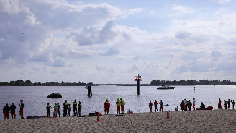 Suche nach vermisster Zehnjähriger in der Elbe eingestellt In Hamburg-Blankenese ist ein Kind in der Elbe versunken. Die Feuerwehr geht davon aus, dass das Mädchen ertrunken ist - vor den Augen seiner Eltern.