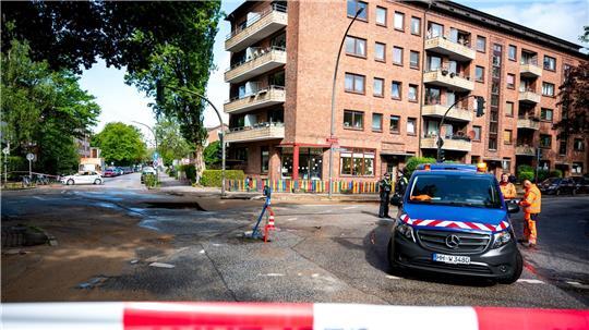 In Hamburg-Eimsbüttel mussten am Morgen viele Menschen auf fließendes Wasser verzichten, denn dort ist ein großes Wasserrohr kaputtgegangen. 