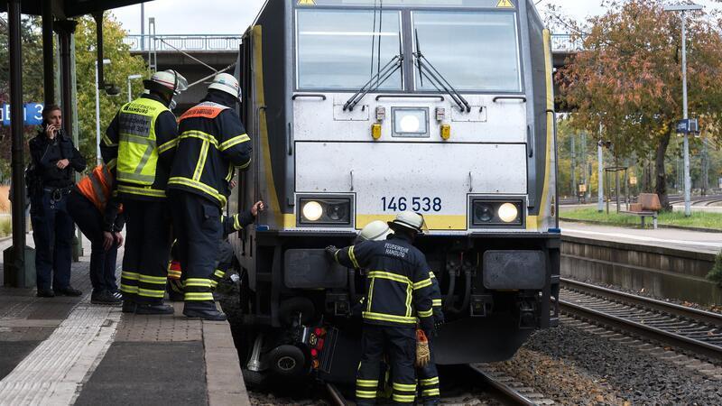Sperrung: Rollstuhlfahrer stürzt am Bahnhof Harburg ins Gleis In Hamburg-Harburg stürzt ein Rollstuhlfahrer ins Gleis; ein einfahrender Zug überrollt den Rollstuhl, der Mann rettet sich.