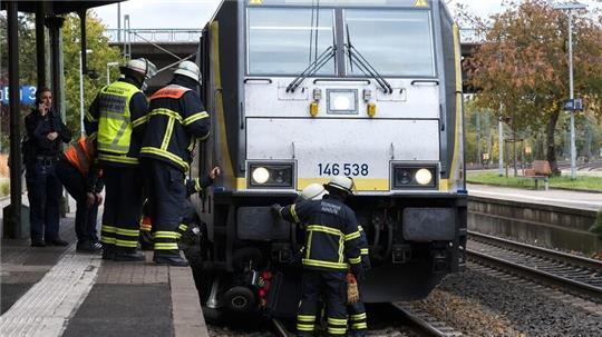 In Hamburg-Harburg stürzt ein Rollstuhlfahrer ins Gleis; ein einfahrender Zug überrollt den Rollstuhl, der Mann rettet sich.