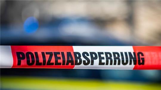 In Hamburg-Hausbruch hat die Polizei die Leiche einer Frau gefunden, die gewaltsam ums Leben kam.