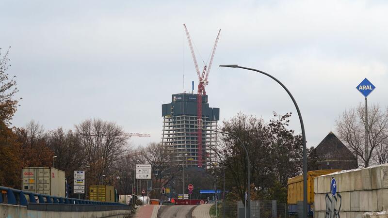 In Hamburg baut Signa den 245 Meter hohen Elbtower. Das Projekt steht derzeit still.