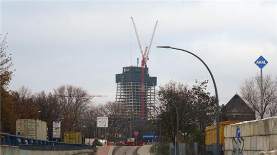 In Hamburg baut Signa den 245 Meter hohen Elbtower. Das Projekt steht derzeit still.