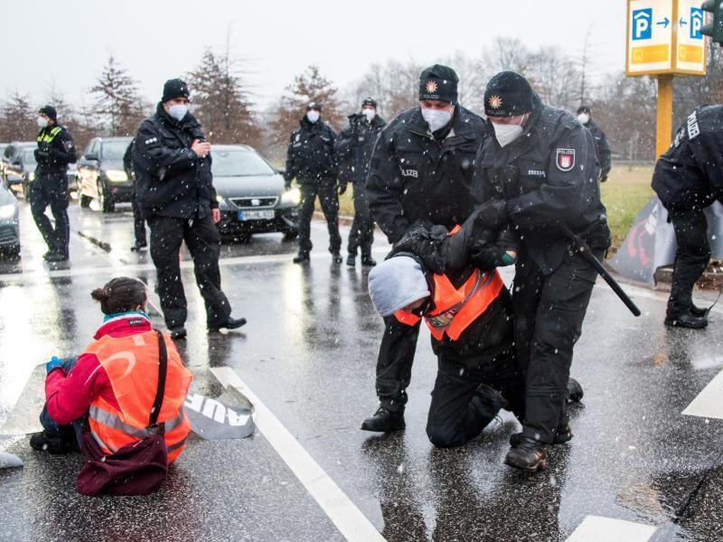 In Hamburg blockieren Aktivisten die Abfahrt der Autobahn 24 im Stadtteil Horn. Foto: Daniel Bockwoldt/dpa