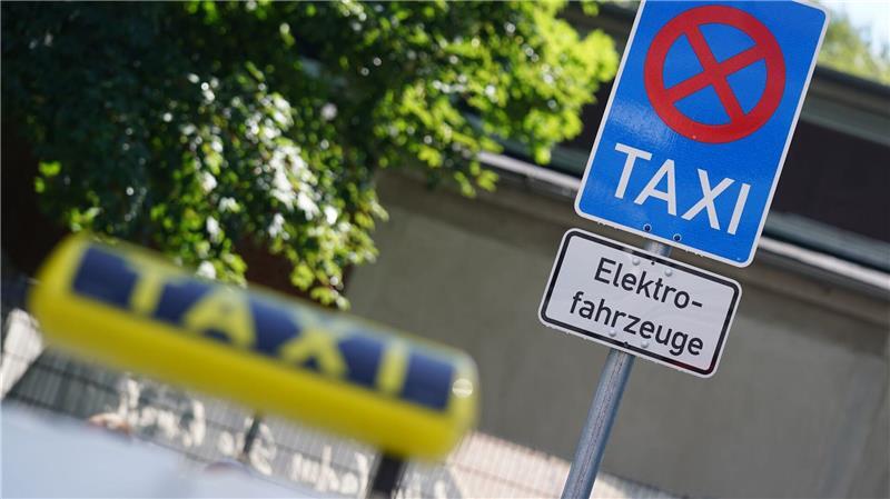 In Hamburg fahren rund 750 Taxis allein elektrisch. (Archivbild)