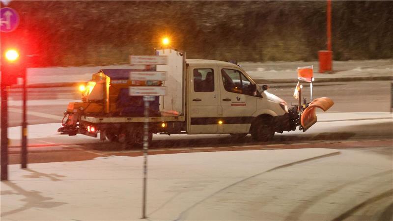 In Hamburg gab es am Morgen viel Neuschnee. Der Winterdienst hatte viel zu tun.