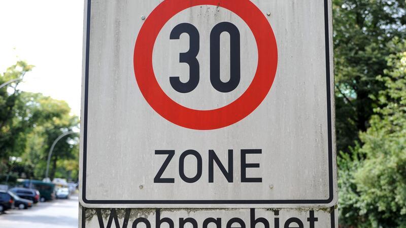 Hamburgs Senat will Tempo 30 auf Hauptstraßen ausweiten In Hamburg gelten nächtliche Tempo-30-Beschränkungen an 28 Straßenabschnitten.