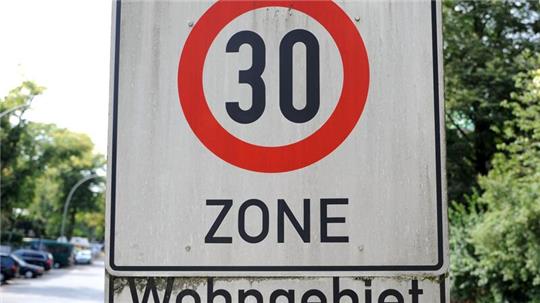 In Hamburg gelten nächtliche Tempo-30-Beschränkungen an 28 Straßenabschnitten.