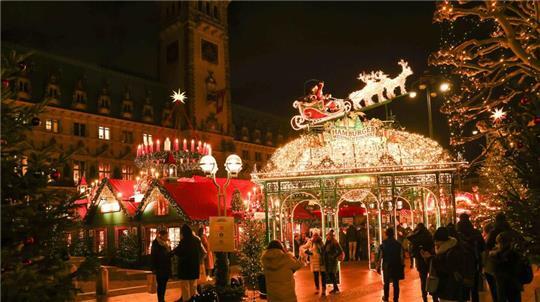 In Hamburg gibt es zahlreiche Weihnachts- und Wintermärkte fürs gesellige Zusammensein und Shoppen. (Archivbild)