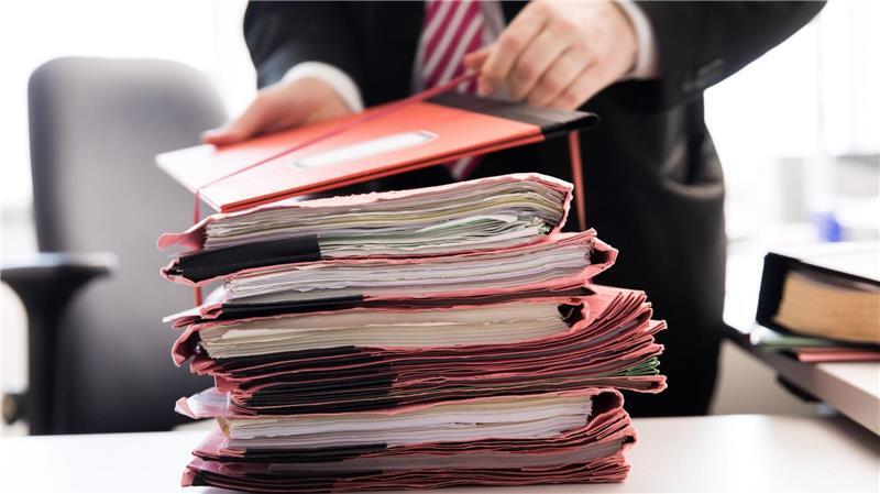 Aktenberg bei Hamburger Staatsanwaltschaft wächst weiter In Hamburg hat sich die Zahl offener Strafverfahren seit 2021 fast verdreifacht – der Richterbund warnt vor dramatischen Folgen. (Symbolbild)