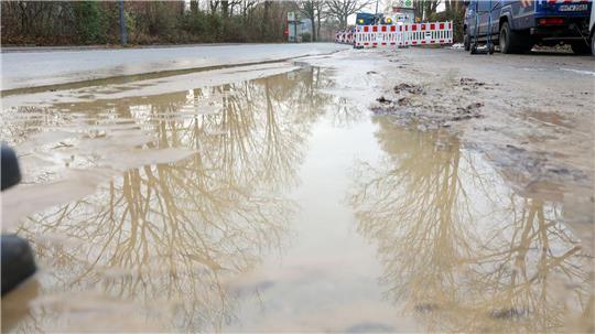 In Hamburg ist der Bramfelder Weg auf mehreren Metern unterspült worden, Grundschüler hatten deshalb plötzlich frei.