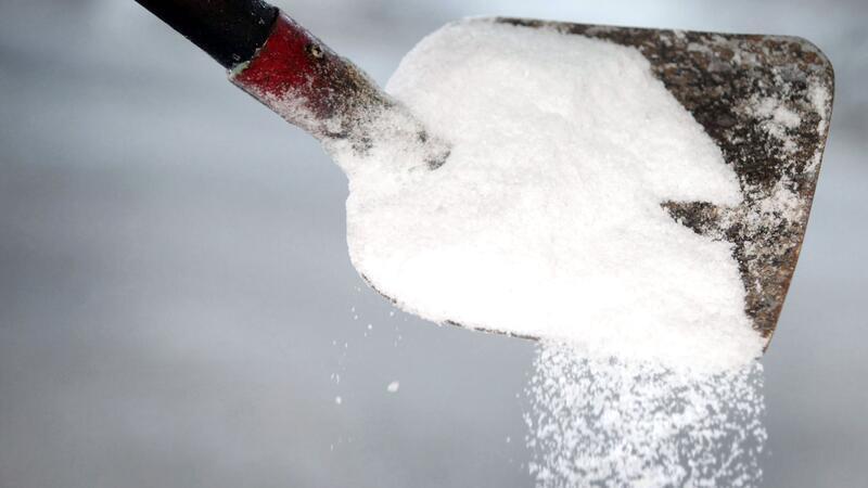 In Hamburg ist der Einsatz von Tausalz vorübergehend wieder erlaubt. (Symbolbild)