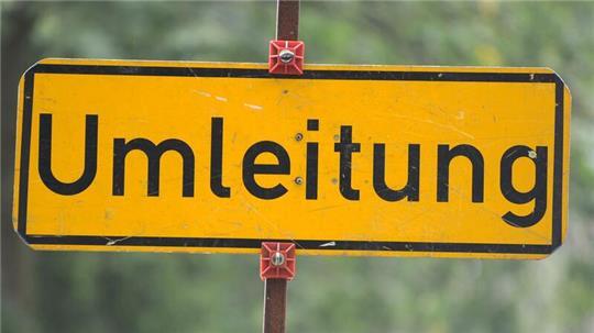 In Hamburg ist die Kreuzung Kollaustraße/Papenreye nach einem Wasserrohrbruch gesperrt. (Symbolbild)