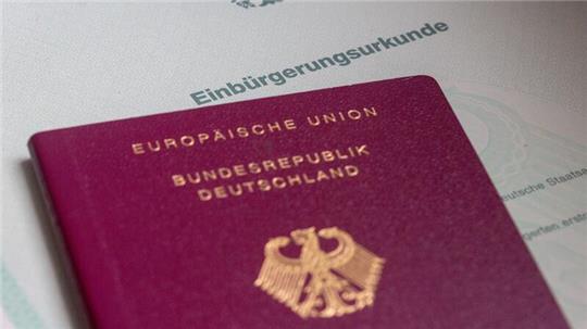 In Hamburg ist die Zahl der Einbürgerungsanträge seit Inkrafttreten des neuen Staatsangehörigkeitsrechts gestiegen. (Symbolbild)