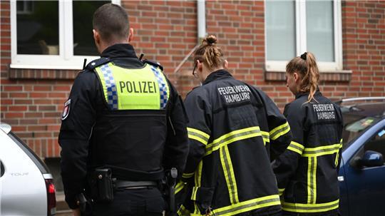 In Hamburg ist ein Kleinkind aus einem Haus gefallen.