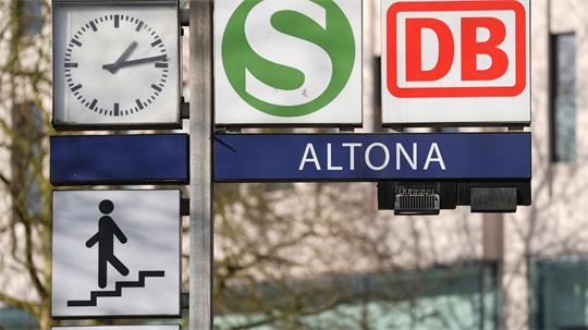 In Hamburg kommt es erneut zu Sperrungen bei der Bahn. (Symbolbild)