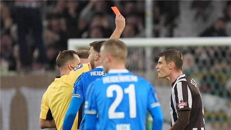 Kaars erlöst FC St. Pauli - Hoffenheim zerlegt HSV In Hamburg sagt man Tschüss: Schiedsrichter Sören Storks schickt St. Paulis Eric Smith mit Rot vom Platz.
