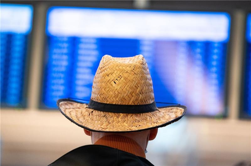 In Hamburg sind am Morgen bereits 31 von 160 Abflügen gestrichen worden. Foto: dpa-Bildfunk