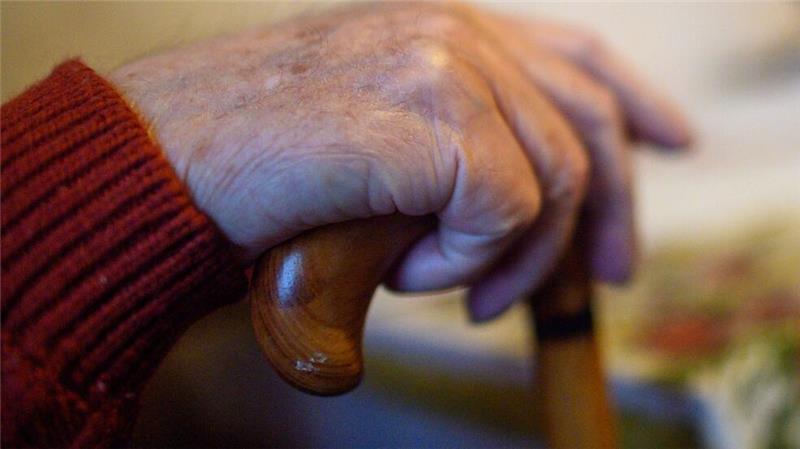 Mehr Menschen in Hamburg haben Pflegegeld bekommen In Hamburg sind die Zahlen um zwölf Prozent gestiegen.