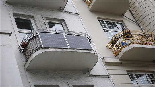 In Hamburg sind dieses Jahr bis Ende November nahezu 3.400 Balkonkraftwerke in Betrieb genommen worden. (Archivbild) 