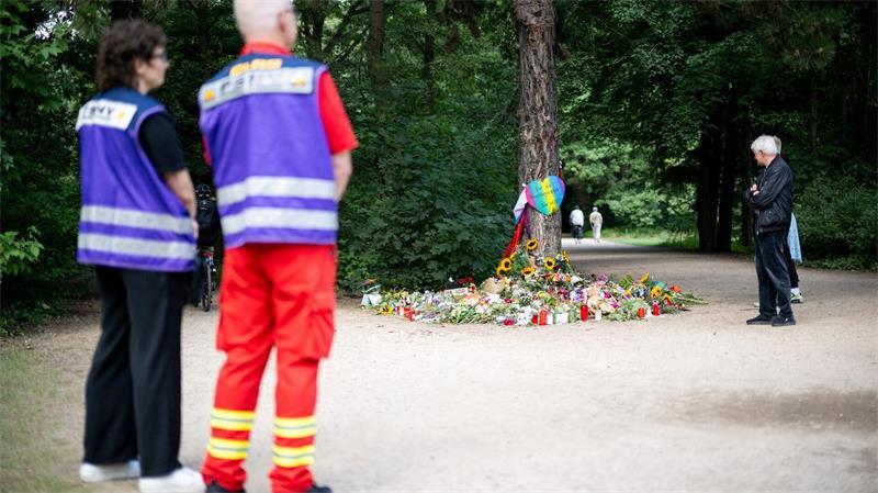In Hamburg sind nach Angaben der Polizei 19 Extremisten als sogenannte Gefährder eingestuft, fünf davon sind auf freiem Fuß. 