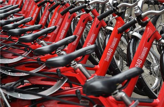 In Hamburg sollen künftig noch mehr Leihfahrräder über das „Stadtrad“-System angeboten werden als bislang geplant. Es soll von mehr als 200 städtisch finanzierten Stationen auf bis zu 350 vergrößert werden. Foto Brandt/dpa
