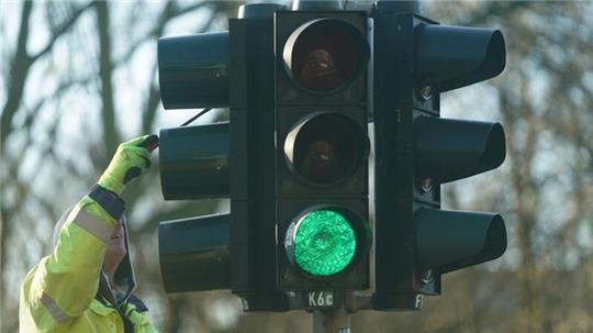 In Hamburg stehen noch immer 21 Ampeln, bei denen Fußgänger und Radfahrer noch für grünes Licht drücken müssen. (Archivbild)