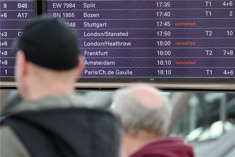 Flughafen Hamburg: Ab 22 Uhr 24 Stunden keine Starts und Landungen In Hamburg und Hannover dürften von Freitag an zahlreiche Flüge gestrichen werden. Archivfoto: Marks/dpa