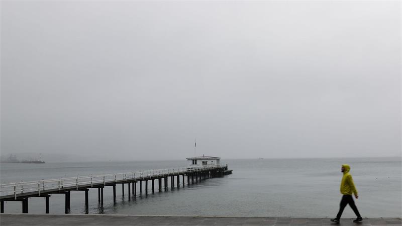In Hamburg und Schleswig-Holstein müssen sich die Menschen dieses Wochenende auf teils starke Regenschauer einstellen. (Symbolbild)