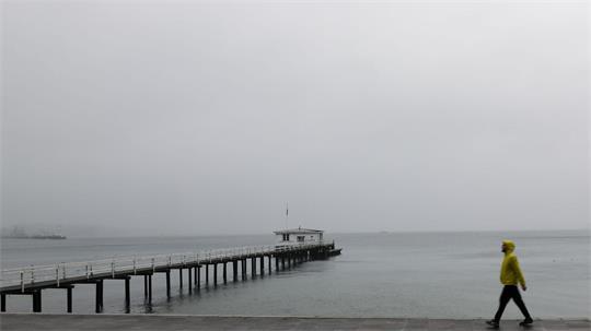 In Hamburg und Schleswig-Holstein müssen sich die Menschen dieses Wochenende auf teils starke Regenschauer einstellen. (Symbolbild)