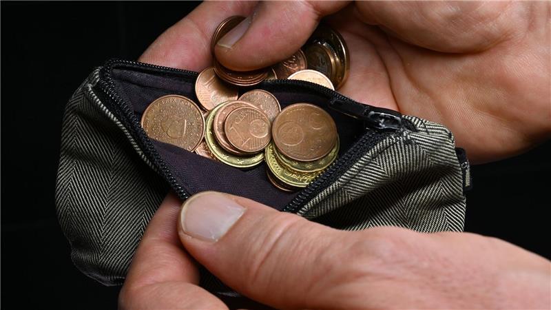 In Hamburg und Schleswig-Holstein sank der Anteil an überschuldeter Personen an allen Erwachsenen. (Symbolbild)