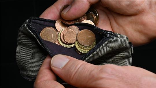 In Hamburg und Schleswig-Holstein sank der Anteil an überschuldeter Personen an allen Erwachsenen. (Symbolbild)