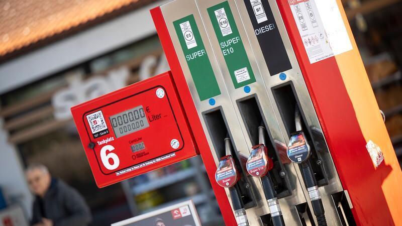 In Hamburg und Schleswig-Holstein verstoßen vergleichsweise wenige Tankstellen gegen die 12-Uhr-Regel bei den Kraftstoffpreisen. (Archivbild)