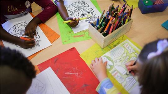 61 Prozent der Kinder sind länger als sieben Stunden in Kita In Hamburg werden 61 Prozent der Kita-Kinder länger als sieben Stunden am Tag betreut. (Symbolbild)
