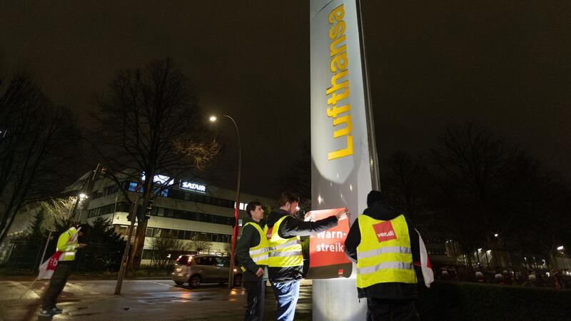 In Hamburg werden Warnstreik-Plakate aufgehängt.