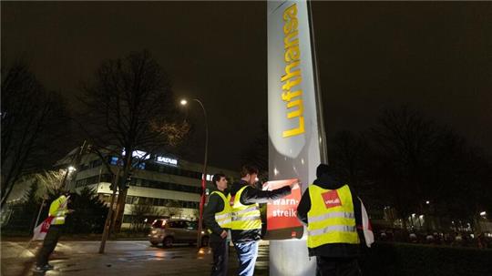 In Hamburg werden Warnstreik-Plakate aufgehängt.