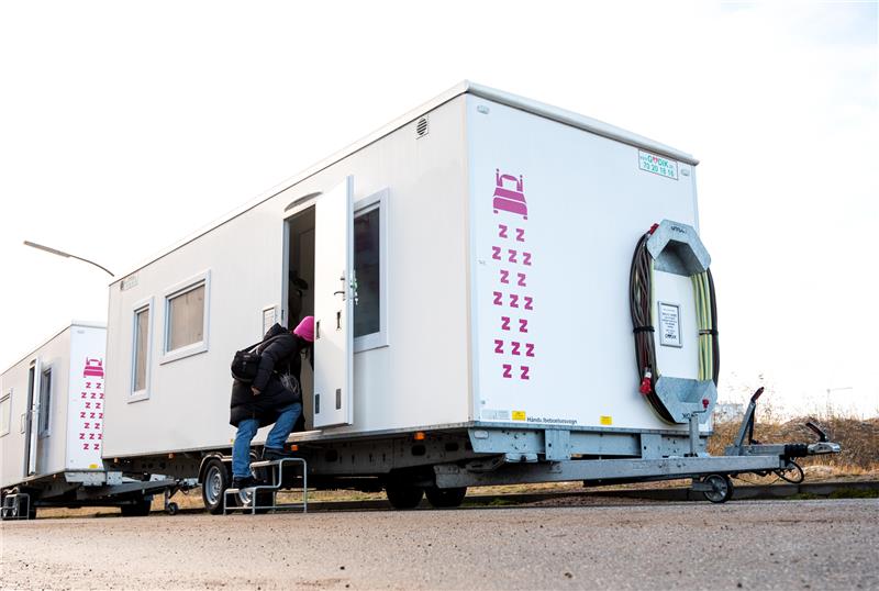 Flüchtlingsunterbringung am Limit: Hamburg testet Tiny Houses In Hamburg werden bis Jahresende mehr als 50.000 geflüchtete Menschen in öffentlicher Unterbringung leben - unter anderem in diesen Tiny Houses. Foto: Daniel Bockwoldt/dpa