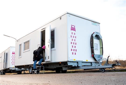 Flüchtlingsunterbringung am Limit: Hamburg testet Tiny Houses In Hamburg werden bis Jahresende mehr als 50.000 geflüchtete Menschen in öffentlicher Unterbringung leben - unter anderem in diesen Tiny Houses. Foto: Daniel Bockwoldt/dpa