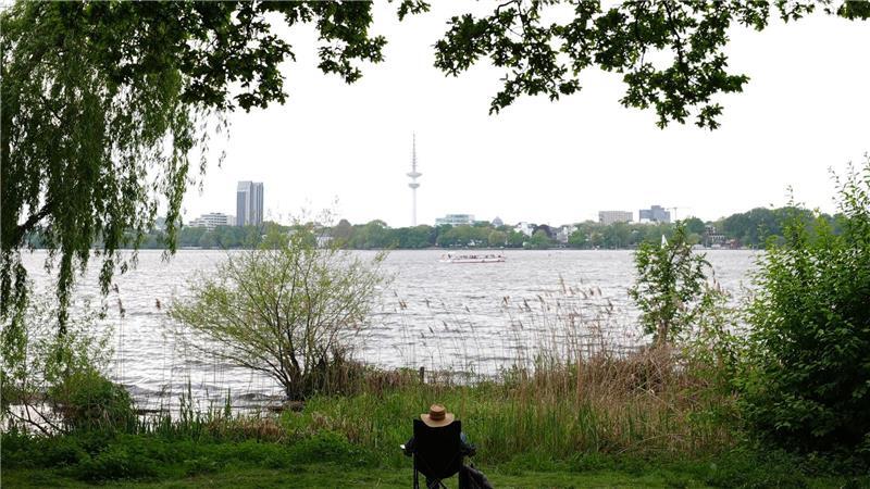 In Hamburg, wie hier an der Außenalster, bleibt es in dieser Woche überwiegend trocken. (Symbolbild)