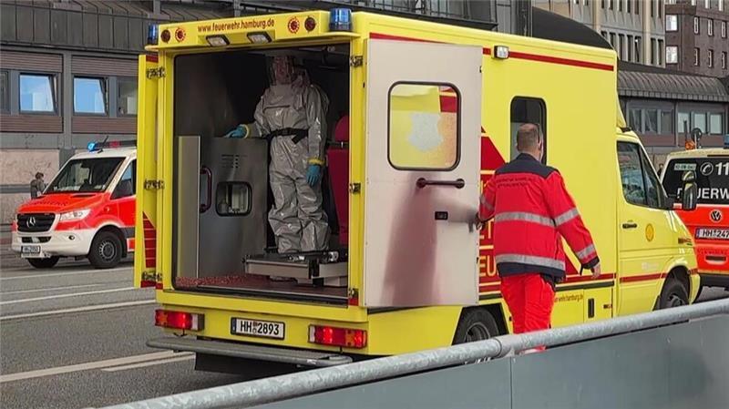Verdacht auf Marburg-Fieber: Flughafen in Behördenkontakt In Hamburg wird untersucht, ob sich zwei Menschen mit dem Marburg-Virus infiziert haben (Foto aktuell)