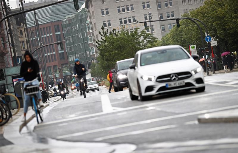 Großkontrolle in Hamburger Innenstadt: 2500 Autos geblitzt In Hamburg wurden am Dienstag über 75.000 Autos kontrolliert. Archivfoto: dpa