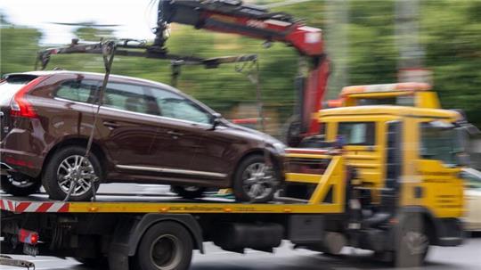 In Hamburg wurden in diesem Jahr mehr falsch geparkte Fahrzeuge abgeschleppt als im Vorjahr. (Symbolfoto)