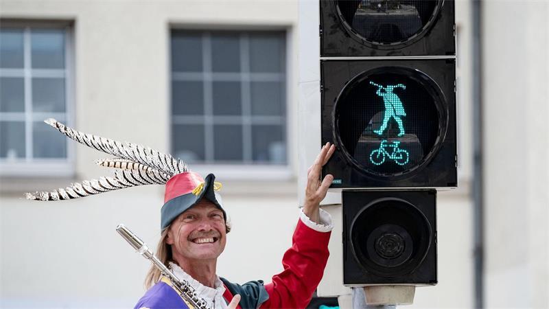 Ost-Ampelmännchen wird 65 – und hat kuriose Geschwister In Hameln zeigt statt des herkömmlichen Symbols ein Rattenfänger-Logo grünes Licht. (Archivbild)