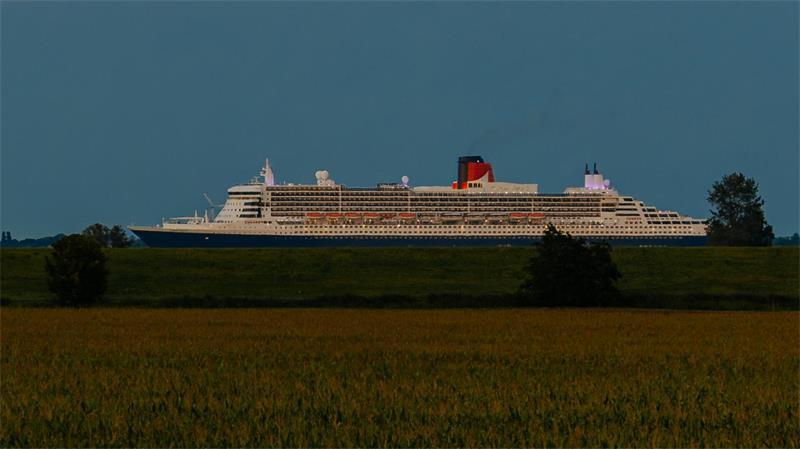 In Hamelwörden ist TAGEBLATT-Leser Niklas Hintelmann diese tolle Aufnahme der "Queen Mary 2" gelungen.