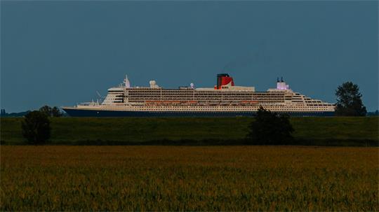 In Hamelwörden ist TAGEBLATT-Leser Niklas Hintelmann diese tolle Aufnahme der "Queen Mary 2" gelungen.