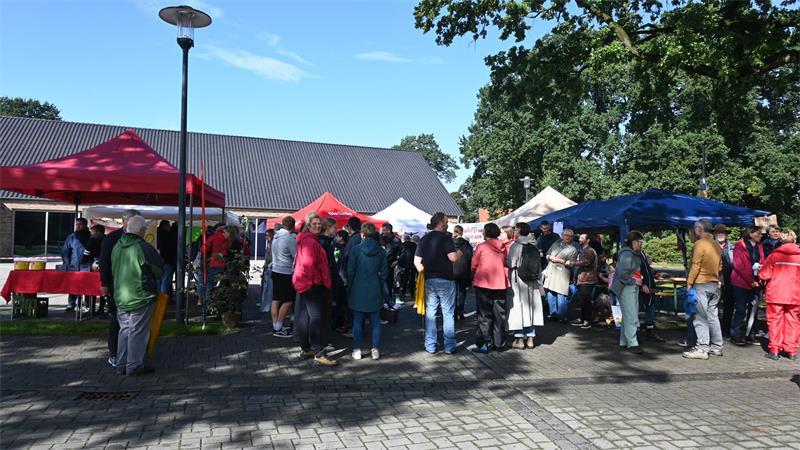 „Das Kreuz gerade machen”: Proteste gegen Rechts in Hammah und Stade In Hammah gingen Menschen gegen die AfD auf die Straße. Der AfD-Stand befand sich nur wenige Meter weit entfernt.