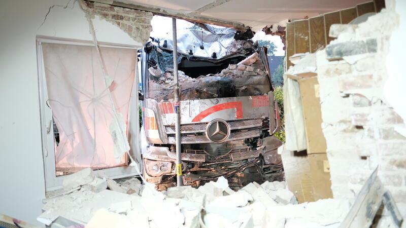 Hammah: Lkw kracht in Wohnhaus - Zwei Verletzte In Hammah hat ein Lkw die Außenmauer eines Hauses durchbrochen, zwei Menschen wurden verletzt.