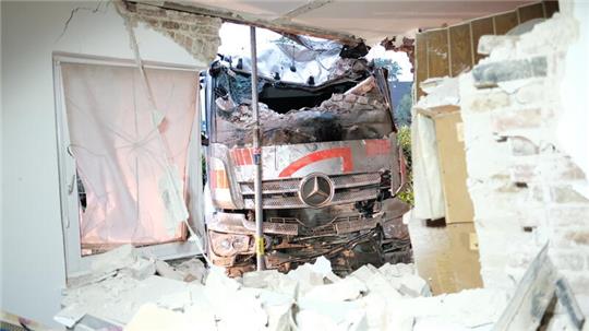 In Hammah hat ein Lkw die Außenmauer eines Hauses durchbrochen, zwei Menschen wurden verletzt.